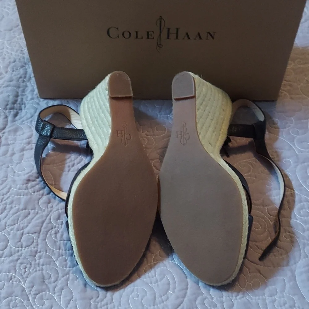 LIKE NEW! COLE HAAN Hart Wedge Sandal Black Pebbled Leather Jute Rope 8 1/2B